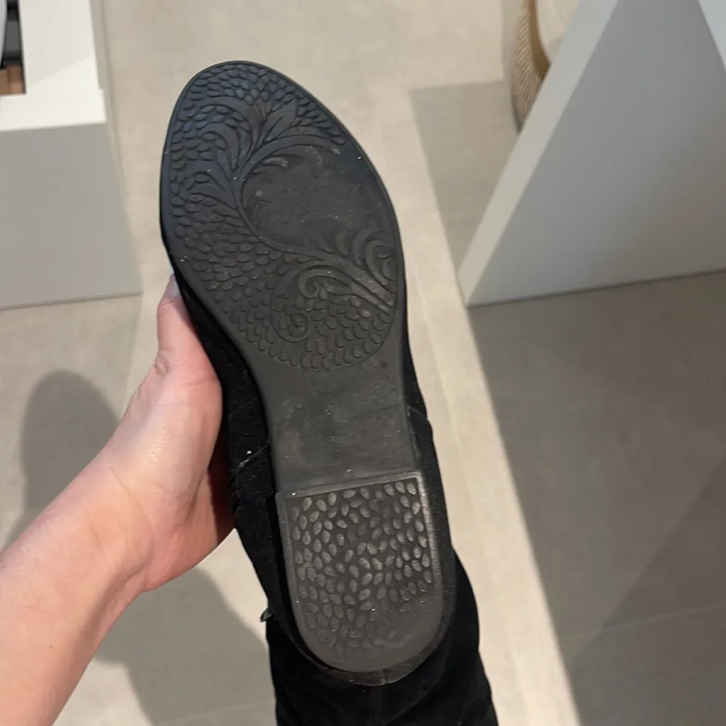 Women size 6 Black over the knee boots zipper on the inside soft suede alike - Image 9