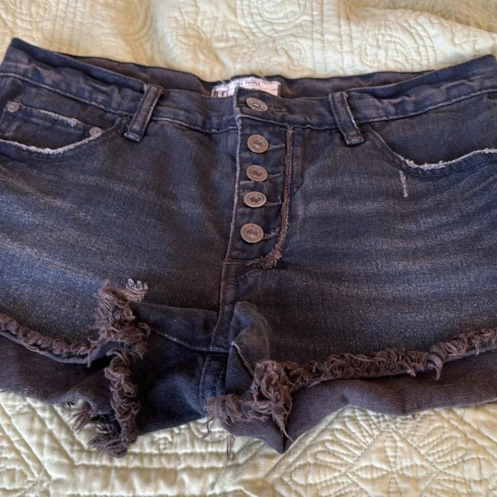Free people shark bite denim slouchy cut off denim runaway shorts size 26 micro - Image 5
