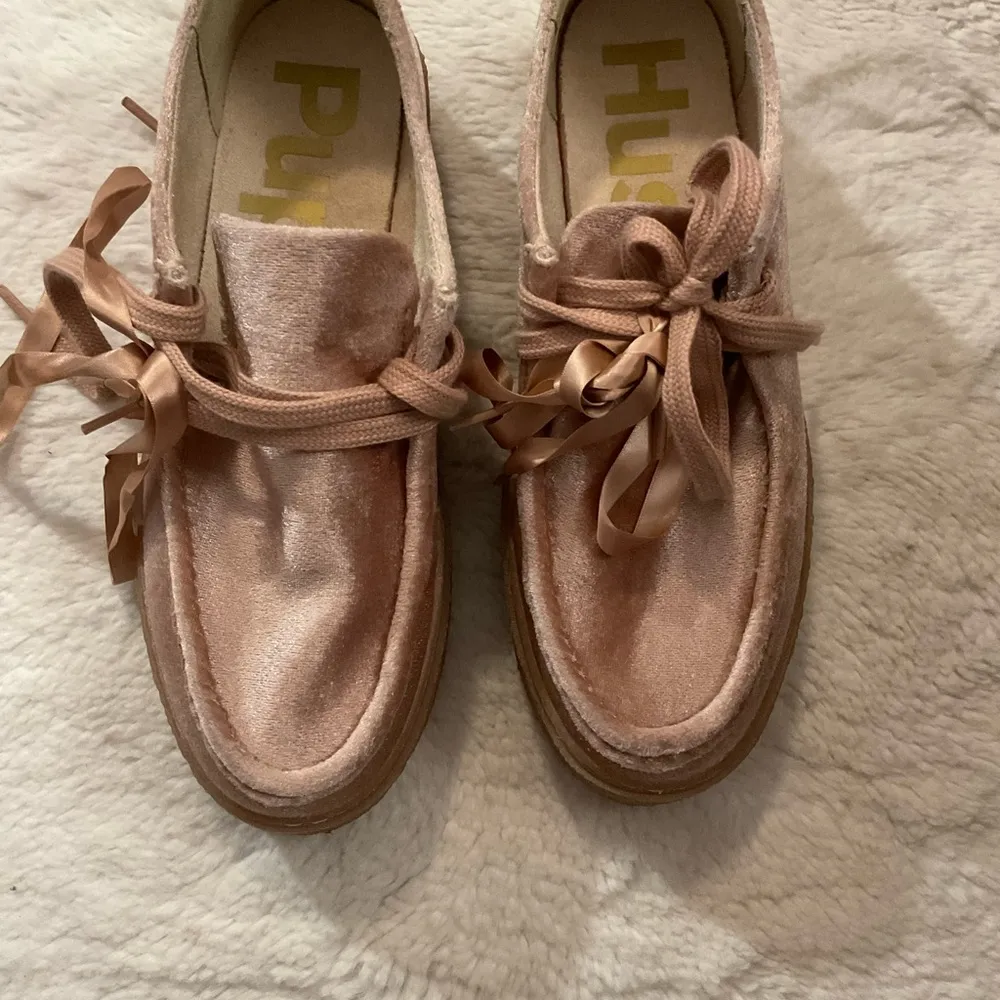 Hush Puppies Women's Cream and
Pink Loafers
SZ. 8 - Image 2