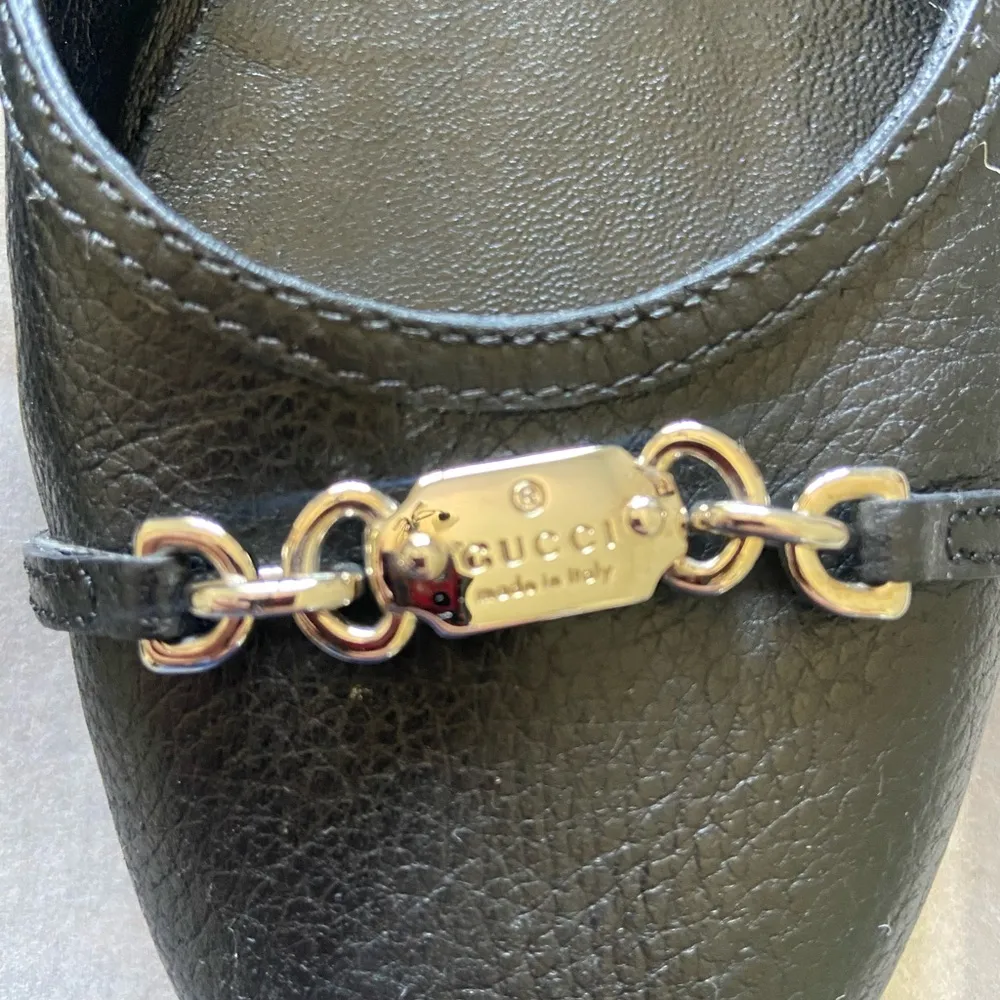 Gucci  Black and Gold Leather Flats with Chain Detail Authentication provided - Image 4