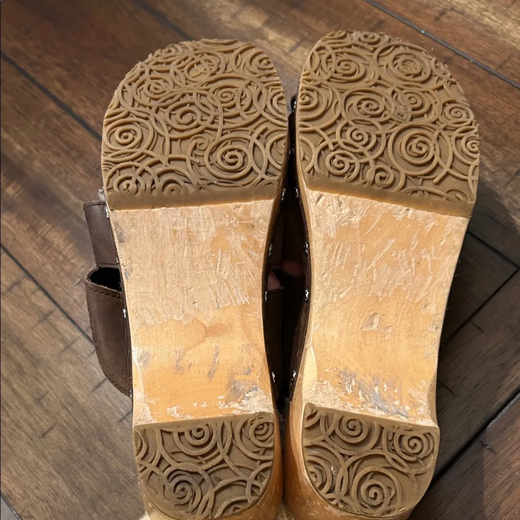 UGG  Australia Brown Leather Shearling Lined Clogs Mules Size 9 - Image 7