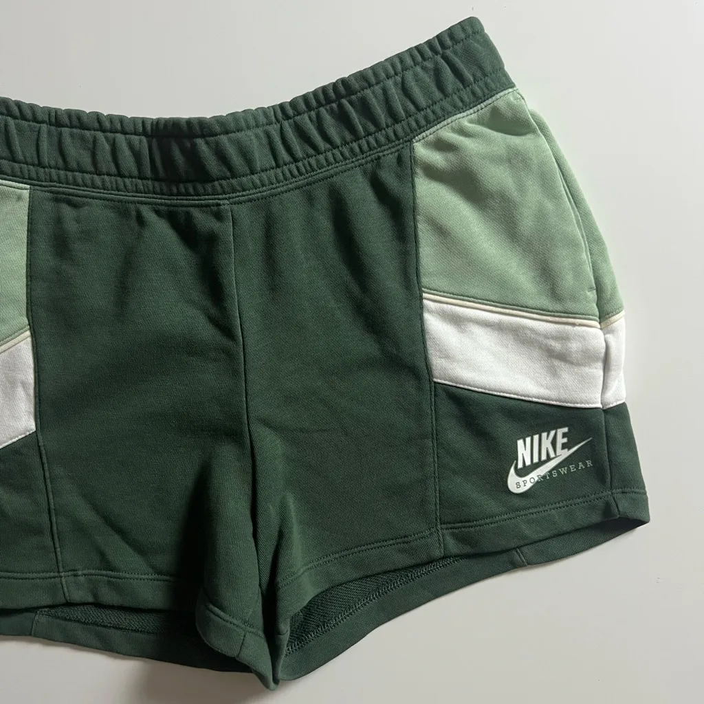 Nike Shorts, Green, Size M - Image 2