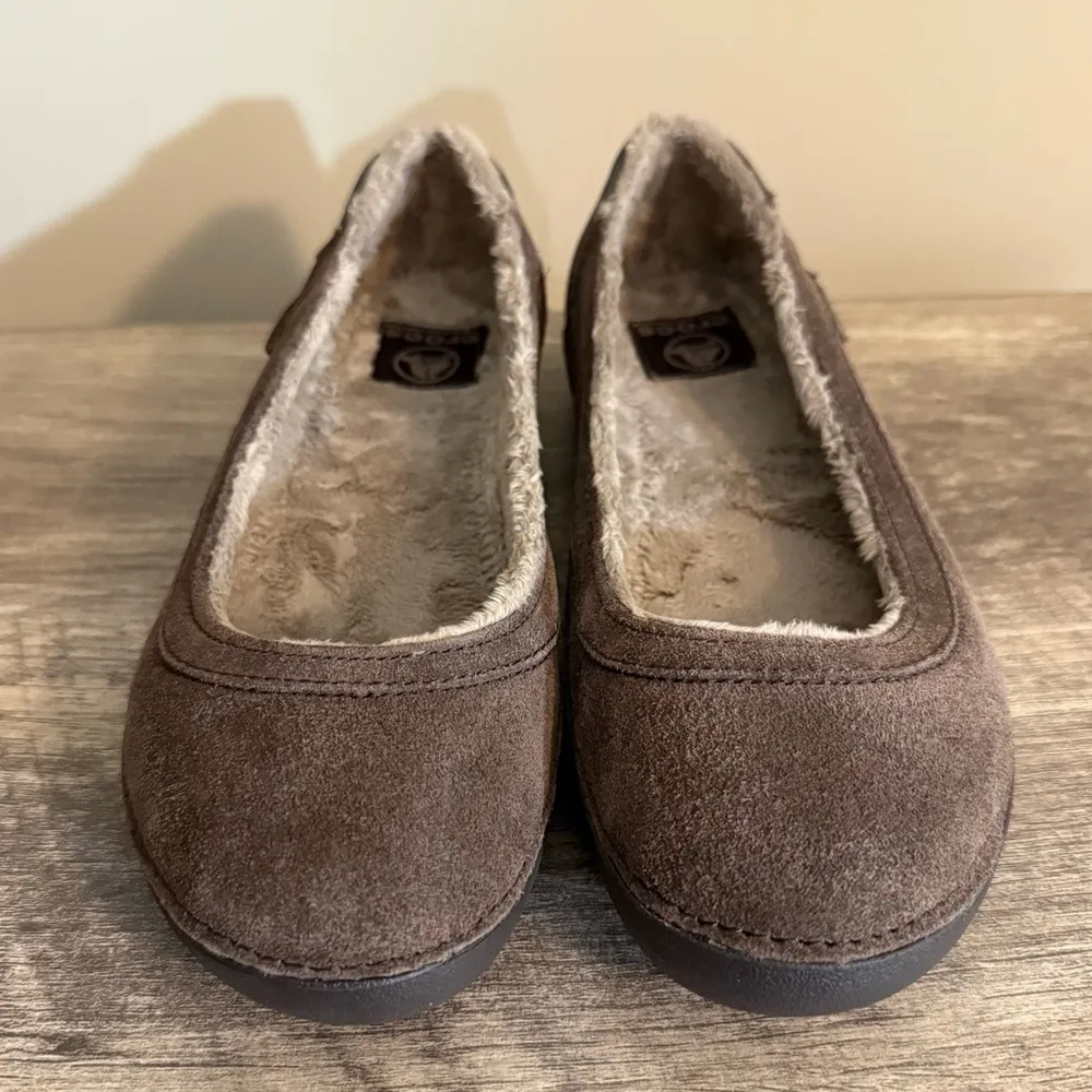 Crocs Berryessa Brown Suede Flats Shoes Faux Fur Lining Women’s Size 8 - Image 2