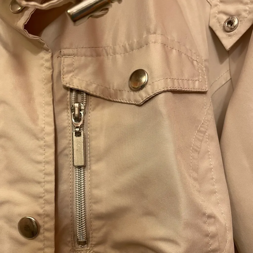 Dress Barn Woman Beige Nylon Zip Snap Hooded Jacket 18/20 Size undefined - Image 3