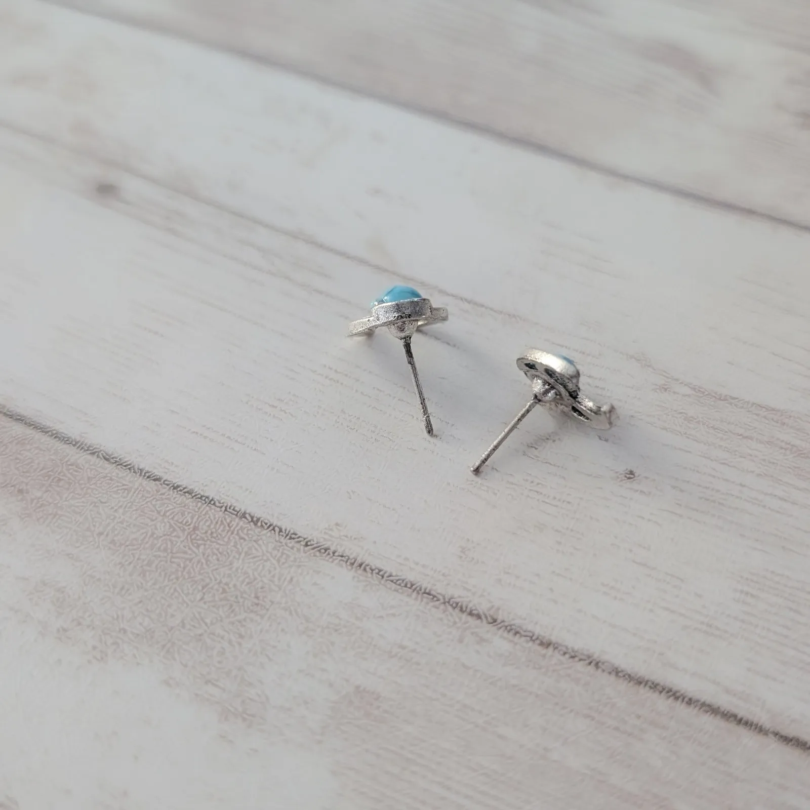 Silver Tone Moon Like Shape with Turquoise Tone Accent Stud Earrings - Image 4