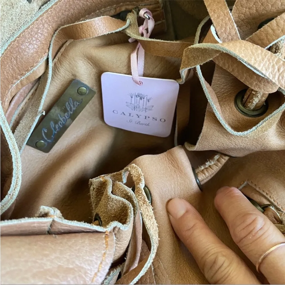 Cleobella leather fringe bucket bag in tan/light brown - Image 5