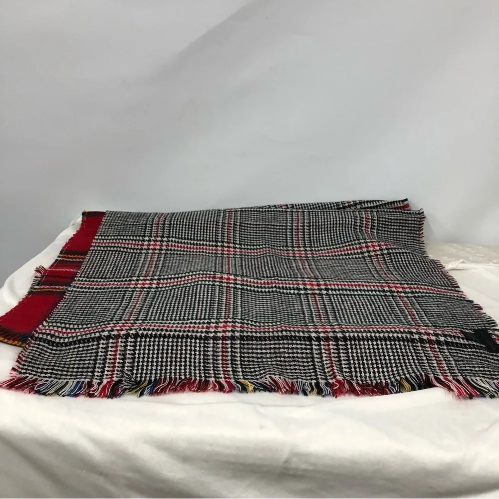 Steve Madden Reversible plaid Scarf NWOT cover wrap - Image 3