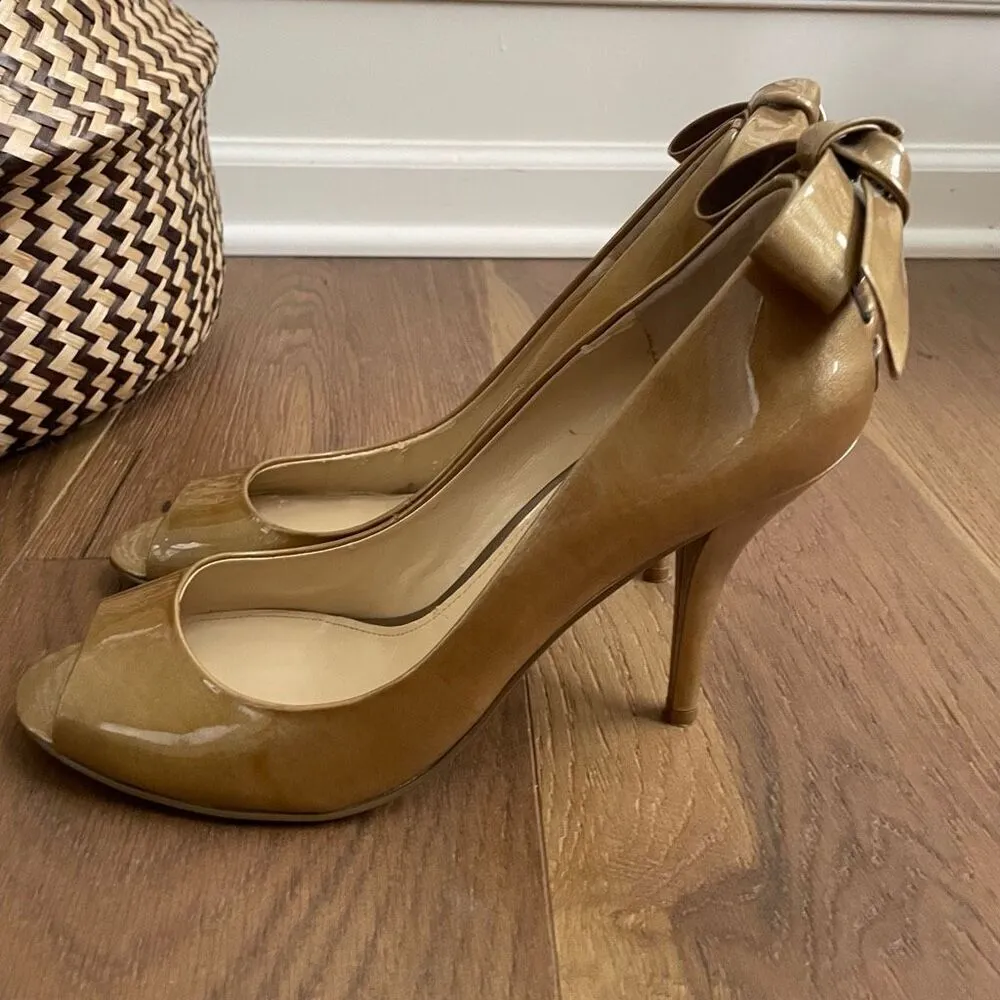 Enzo Angiolini Eamistle Natural Nude Champagne Patent Leather Peep Toe Heels Bow - Image 3