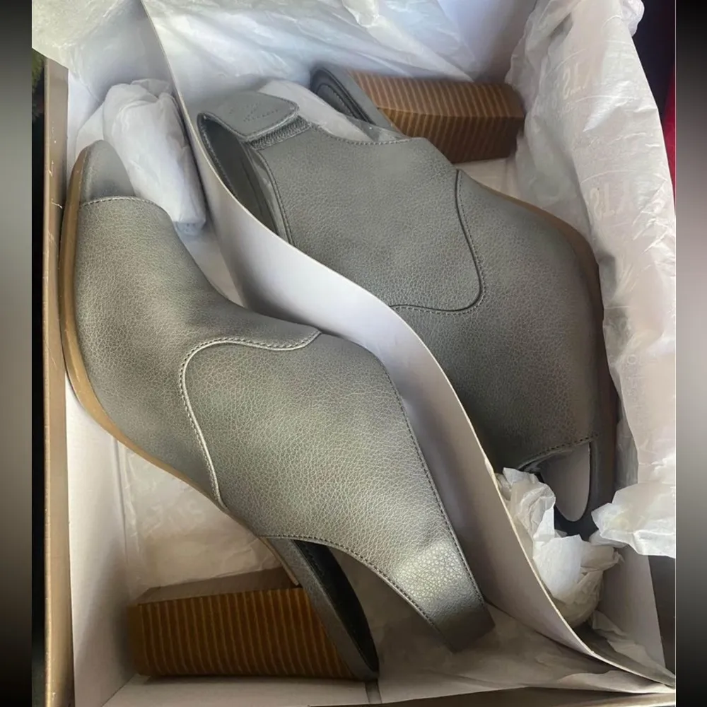 Naomi dark gray life stride size 11 shoes new in box - Image 4