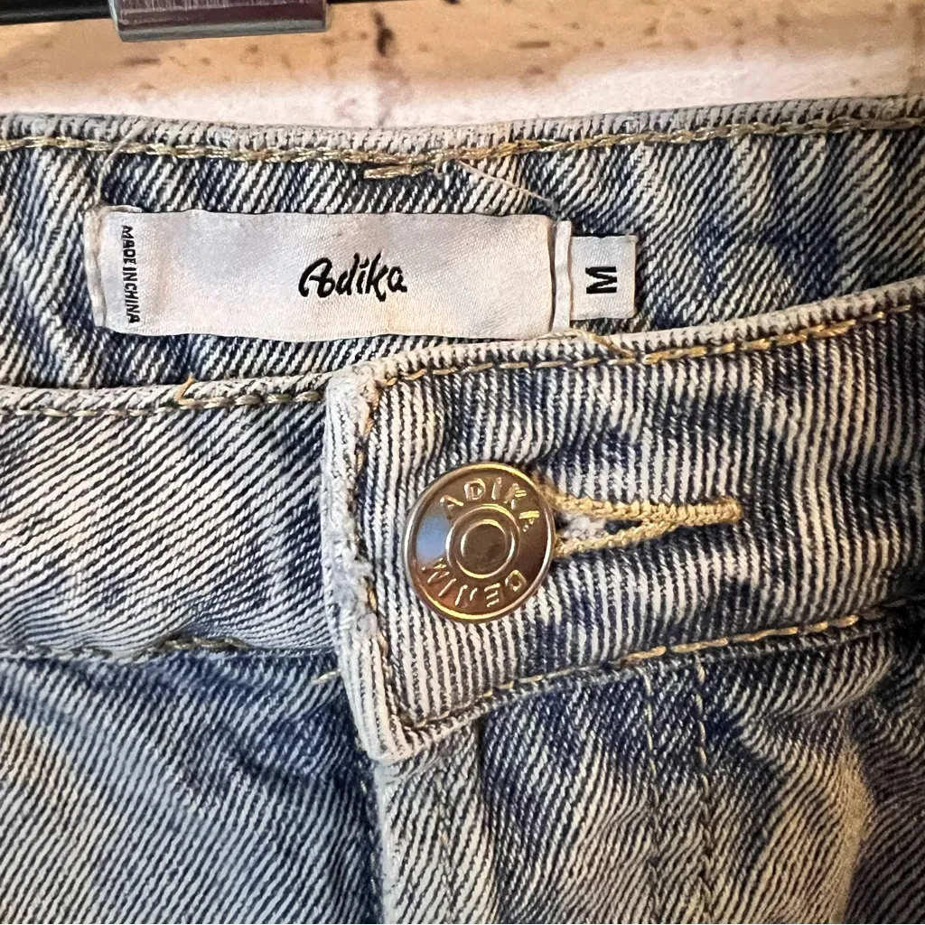 Adika  Lightwash Distressed Cut Off Denim‎ Jean Shorts Size Medium - Image 3