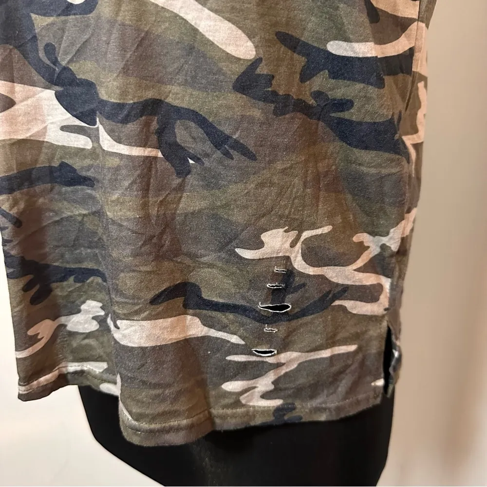 Shein Camouflage T Shirt in Size Medium - Image 4