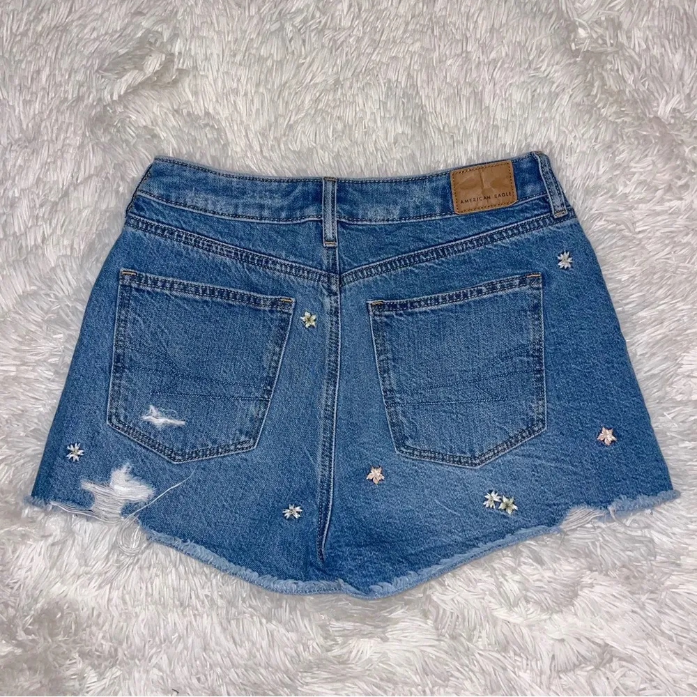 Mom Short with embroidered little flowers - Image 5