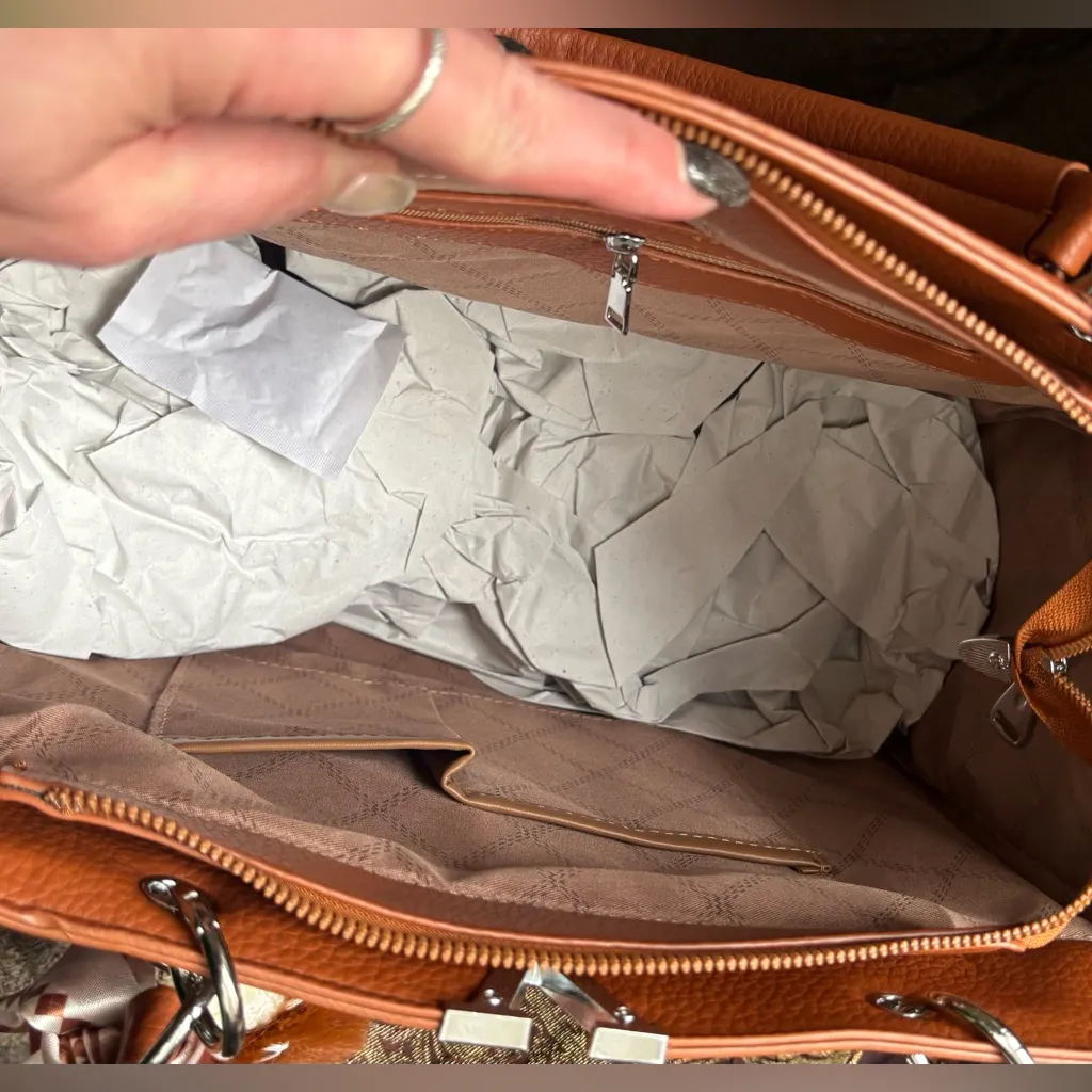 Beautiful! Fashion Brown LG Vegan leather zip Tote/Crossbody Bag with Wallet Silver - Image 8