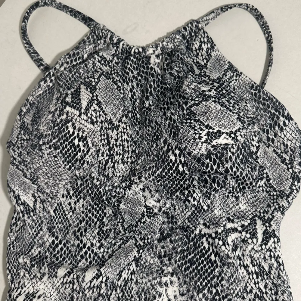 Time and Tru Snakeskin Black White One Piece Swimsuit and High Neckline Size Med - Image 4