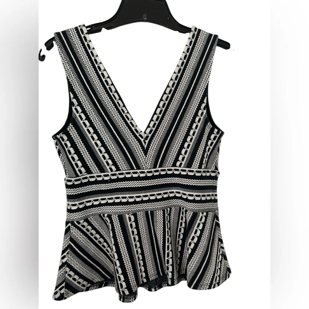 ANTHROPOLOGIE - WOMEN'S BLACK & WHITE SLEEVELESS CRISS CROSS V NECK TOP - Image 2