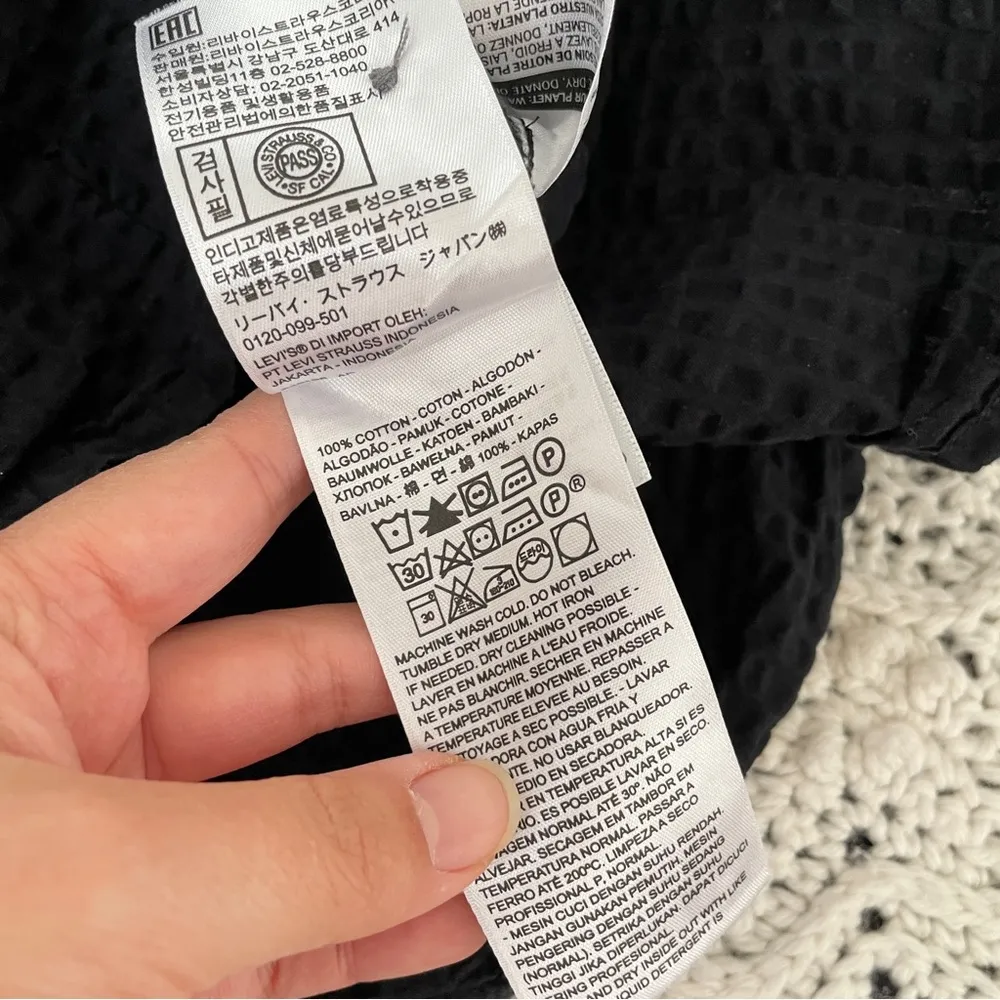 Levis Puff Sleeve Crinkle Texture Long Sleeve Blouse Black (Small) - Image 7