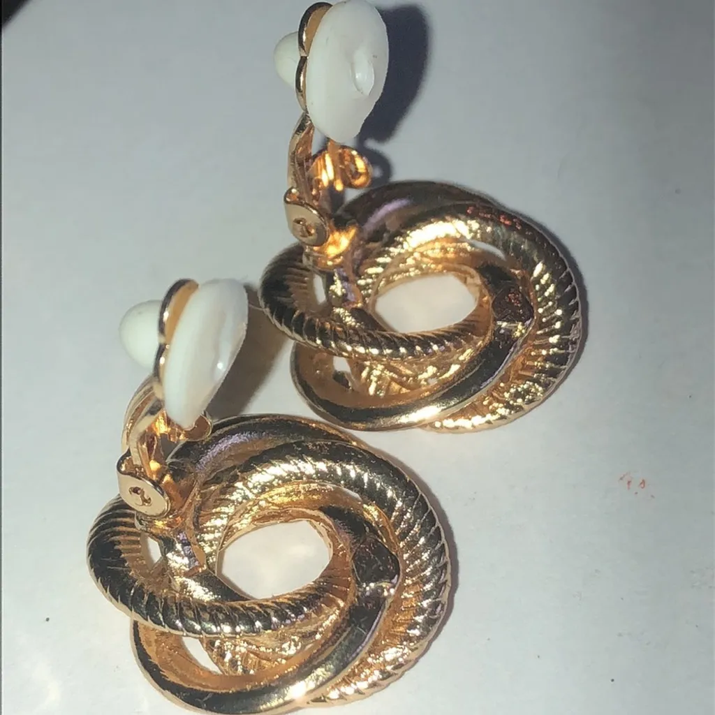 Vintage Gold Tone Round Classic Knot Retro Clip On Earrings - Image 5