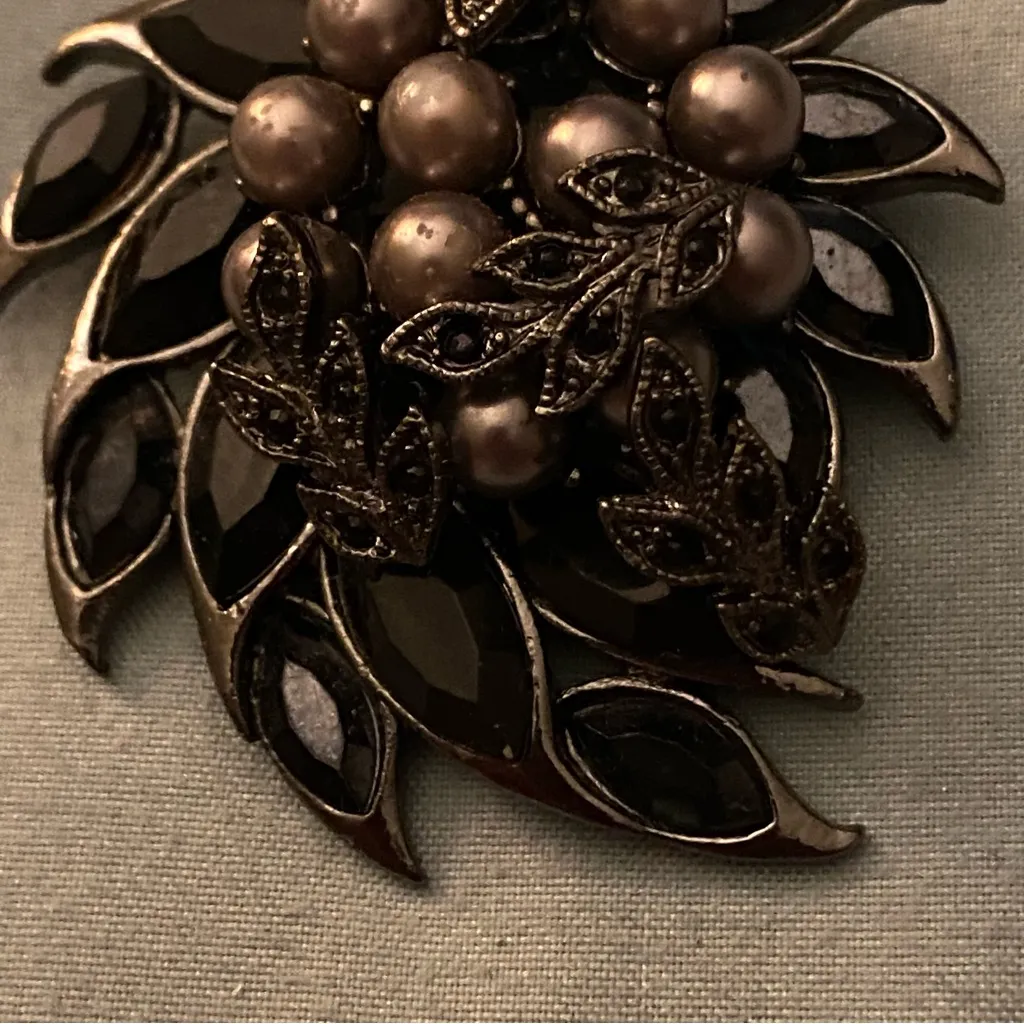 Vtg Floral Brooch Black Faceted Leaf Shape Beads Faux Pearls Goth Gothic READ - Image 3