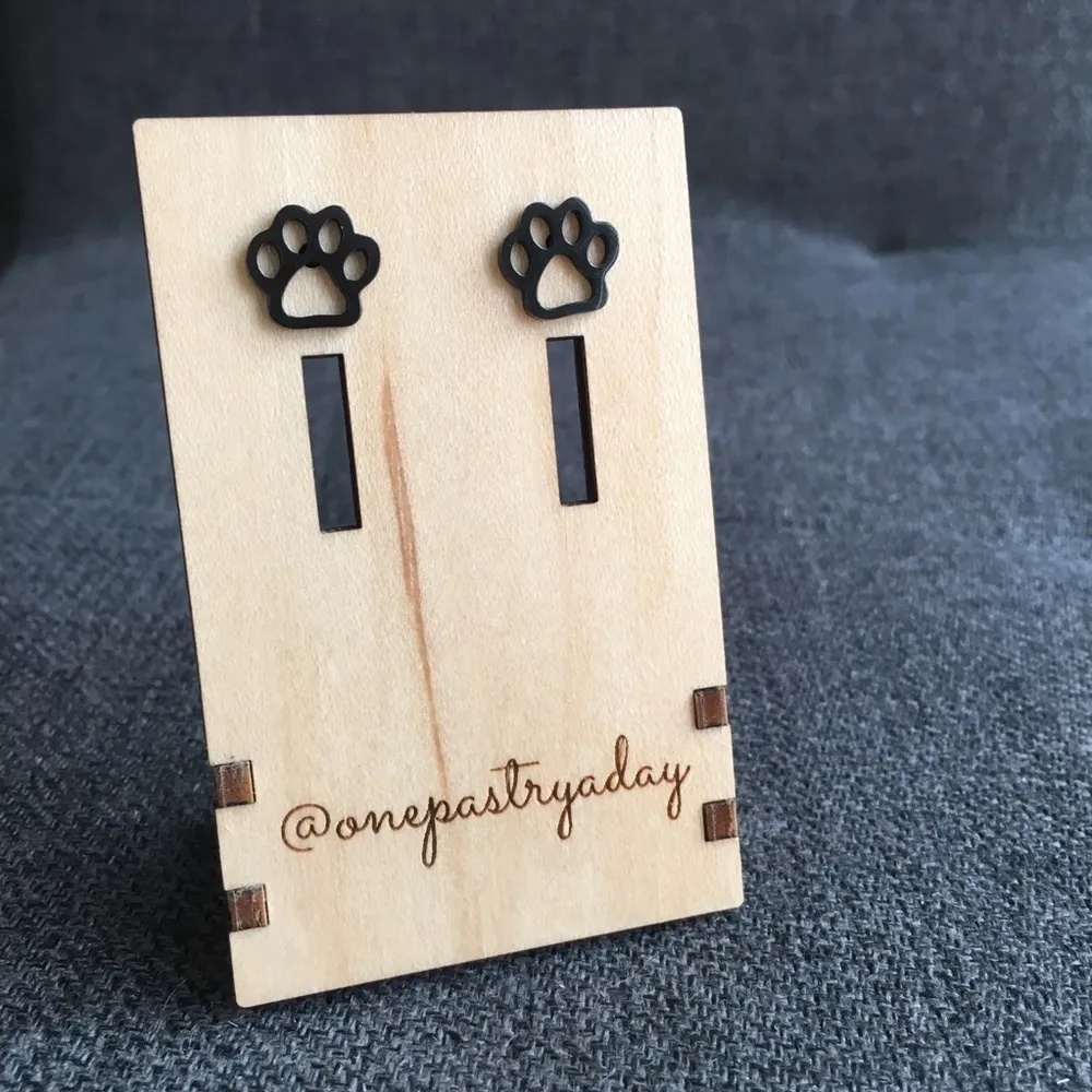 Paw Print Cut Out Stainless Steel Fashion Stud Earrings, GUNMETAL BLACK - Image 3