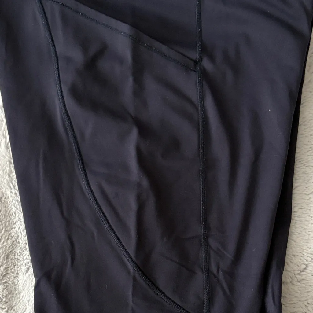 VGC Women’s Lululemon Navy Nulux 19 Cropped Leggings Size 8 - Image 6
