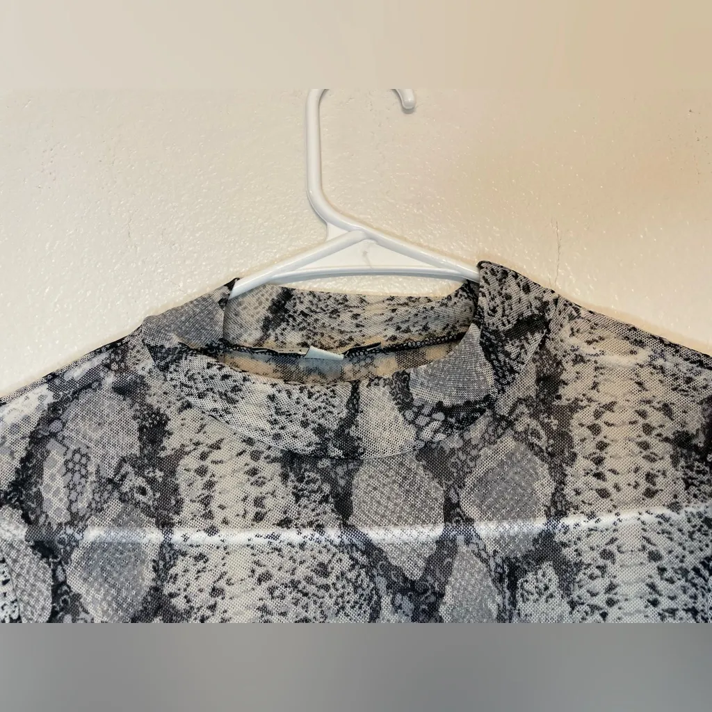 Haute‎ Monde Monochrome Snakeskin Sheer Bodysuit Size S - Image 4