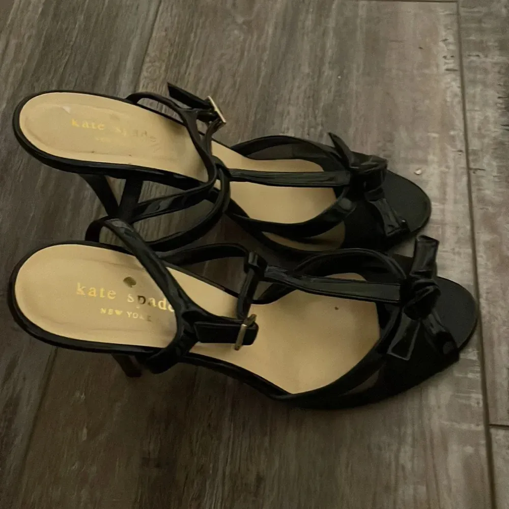 Kate Spade Black Mesh Patent T Strap Bow Heels 7.5 - Image 3