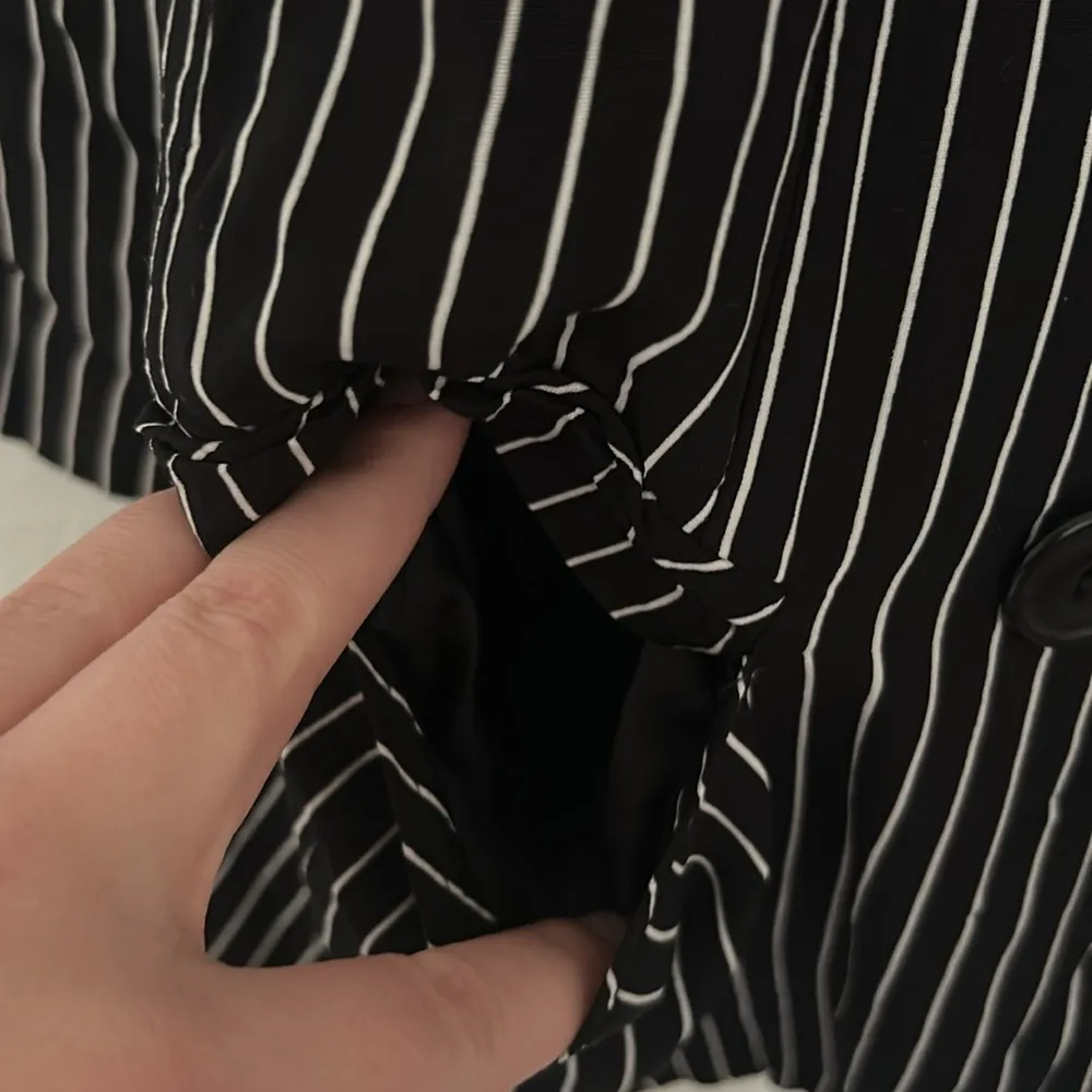 Norton McNaughton Quarter Sleeve Double Breasted Black & White Pinstriped Blazer - Image 4