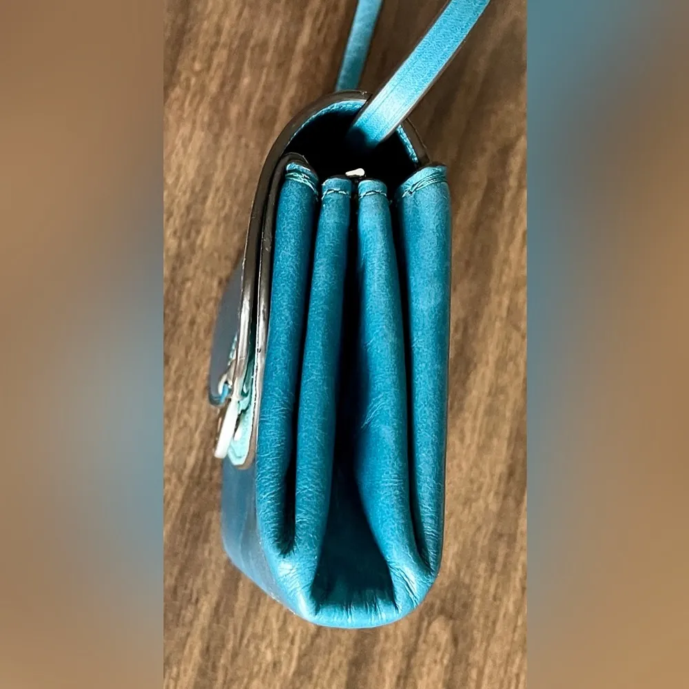 Tory Burch Turquoise Blue Leather and Suede ‘Miller’ Wallet-on-Chain Crossbody - Image 6