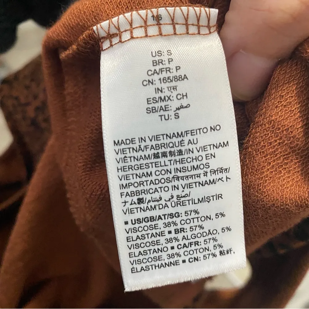 Amazon Essentials Cheetah Terry Fleece Romper Size Small Black - Image 10