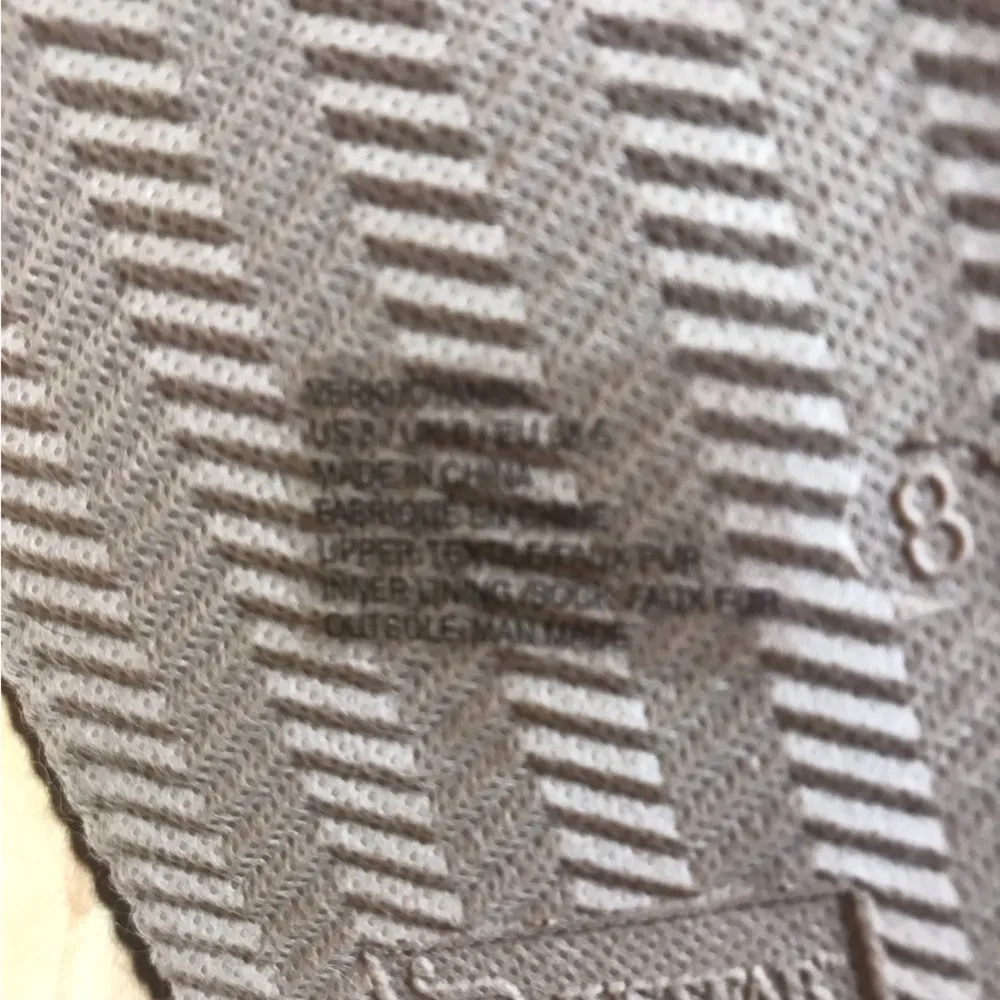 Women’s Mid Calf White Fuzzy Boot With Bows Size 8 - Image 9