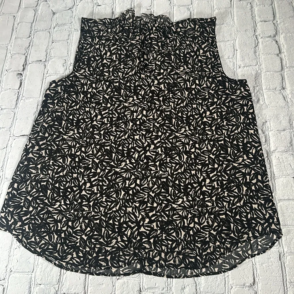 Donna Karan Shirt Women's Small Black Print Sleeveless Blouse Ruffle Collar - Image 3