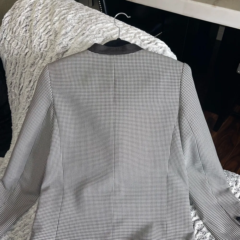 Givenchy Collarless Houndstooth Print Blazer In Black - Image 9