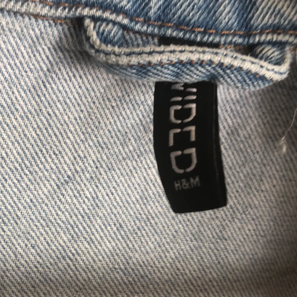 H&M  DIVIDED Classic Jean Jacket. - Image 4