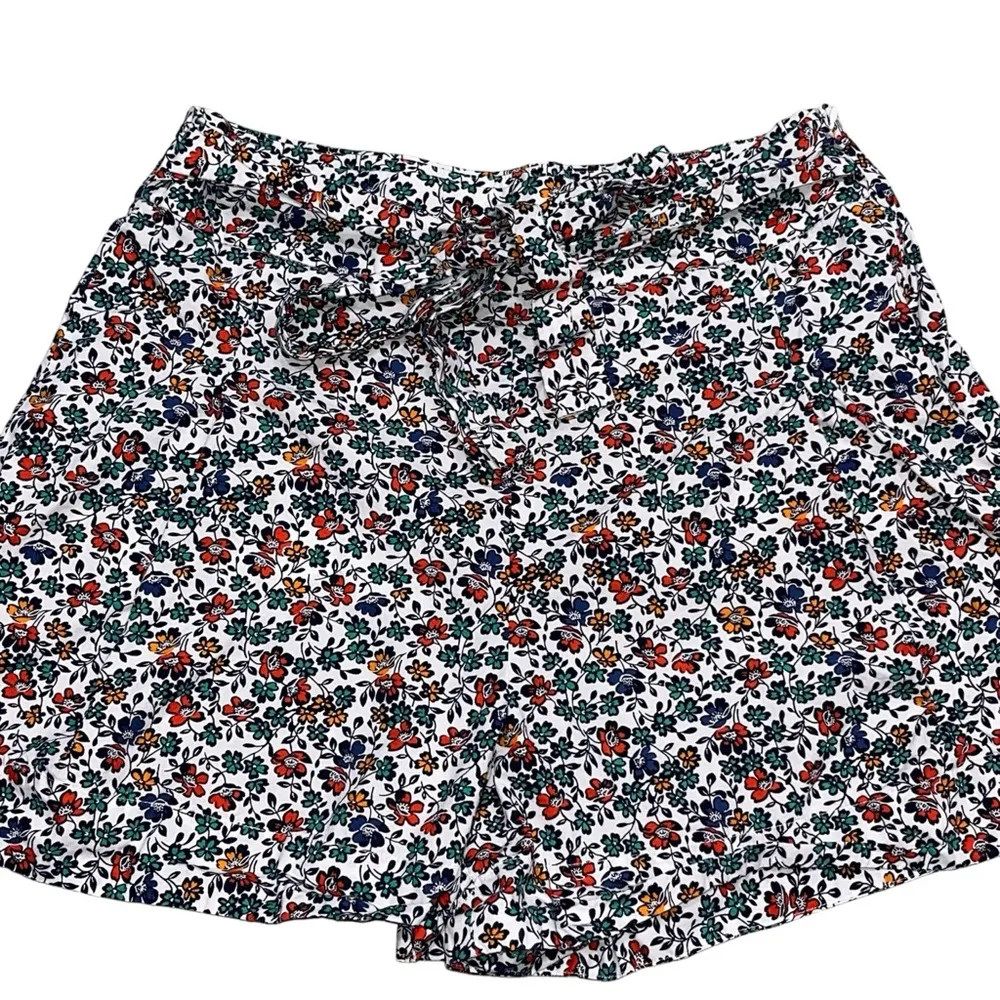 J Crew 3" Tie Waist Cotton Poplin Shorts in Dainty Floral size 8 - Image 5