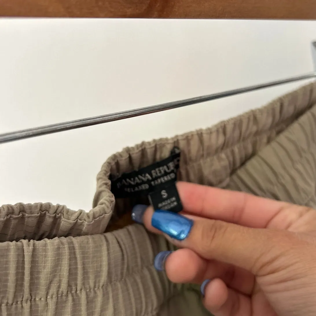 Banana Republic Relaxed Fit Classy Pants Size Small - Image 2