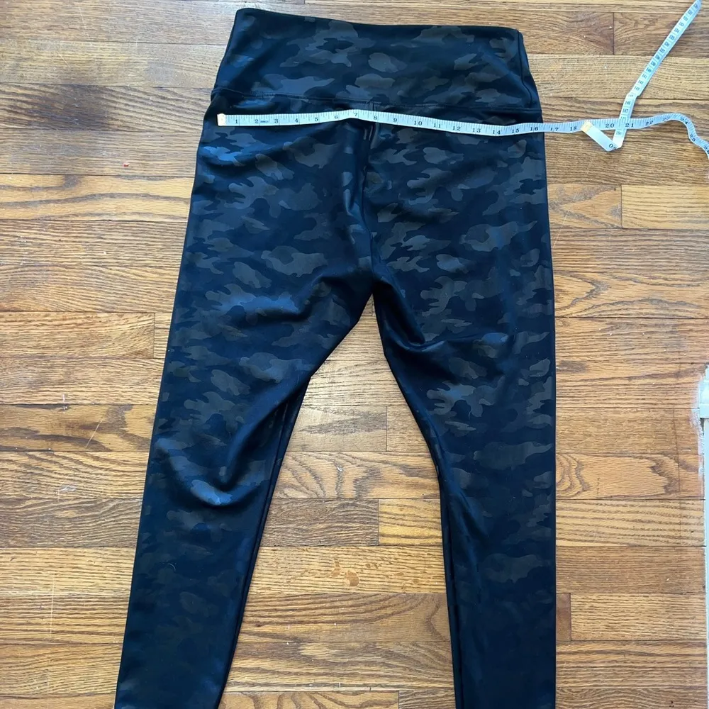 Vera Wang Black Camouflage Leggings size L - Image 3