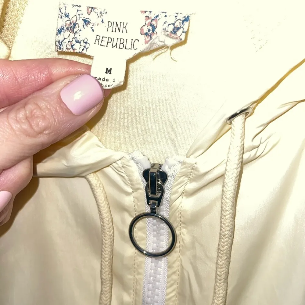 JUNIOR'S PINK REPUBLIC YELLOW CROPPED WINDBREAKER JACKET M MRSP $54.00 - Image 2