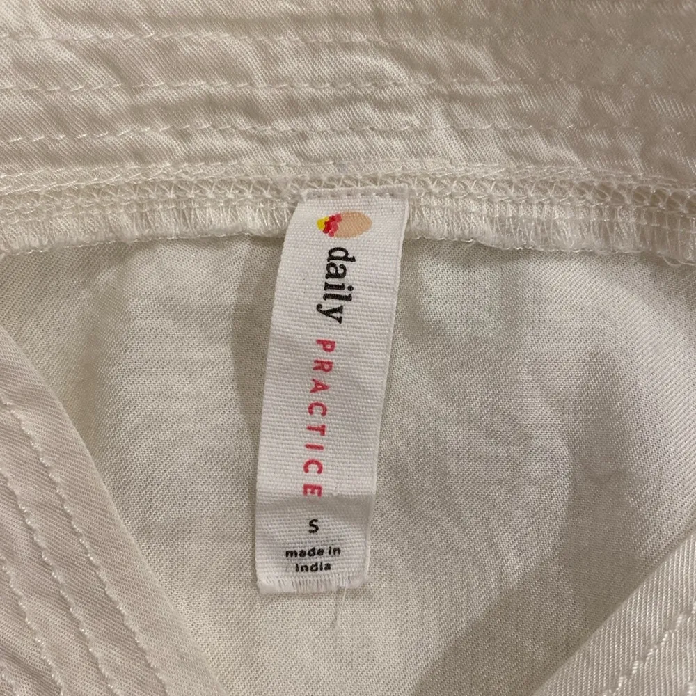 Daily Practice Floral Vneck Top Cream Black Size Small - Image 5