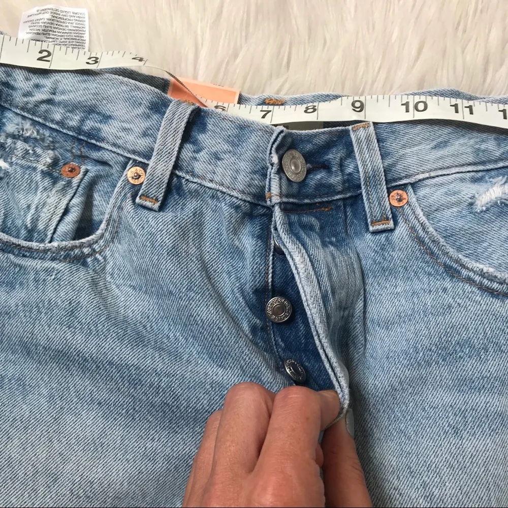 NWT Levi’s 501 cutoff shorts 26 - Image 9
