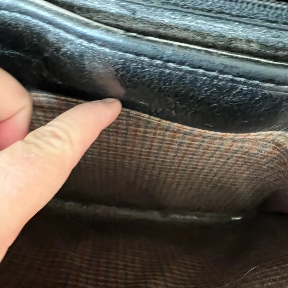 Vintage  leather Shoulder Bag with pockets inside - Image 10