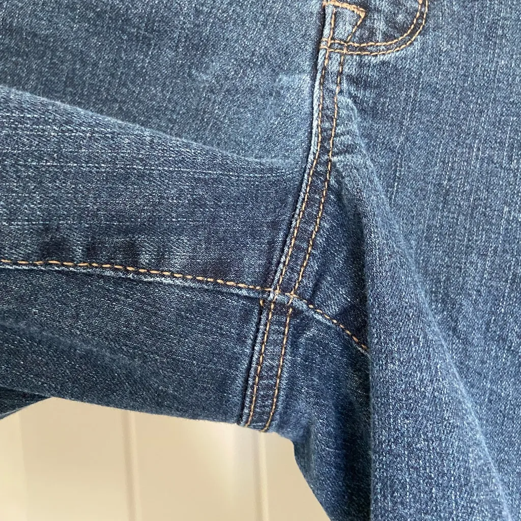 EUC New Directions women’s dark wash midi stretch cuffed hem denim‎ shorts 10 Blue - Image 3