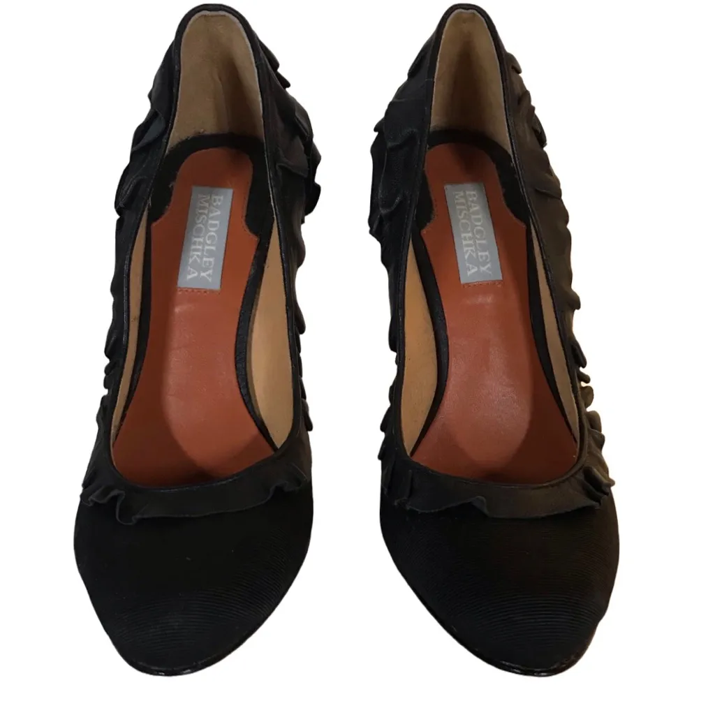 BADGLEY MISCHKA BLACK FABRIC & LEATHER RUFFLES CLASSIC PUMP HEELS (6.5M) - Image 7