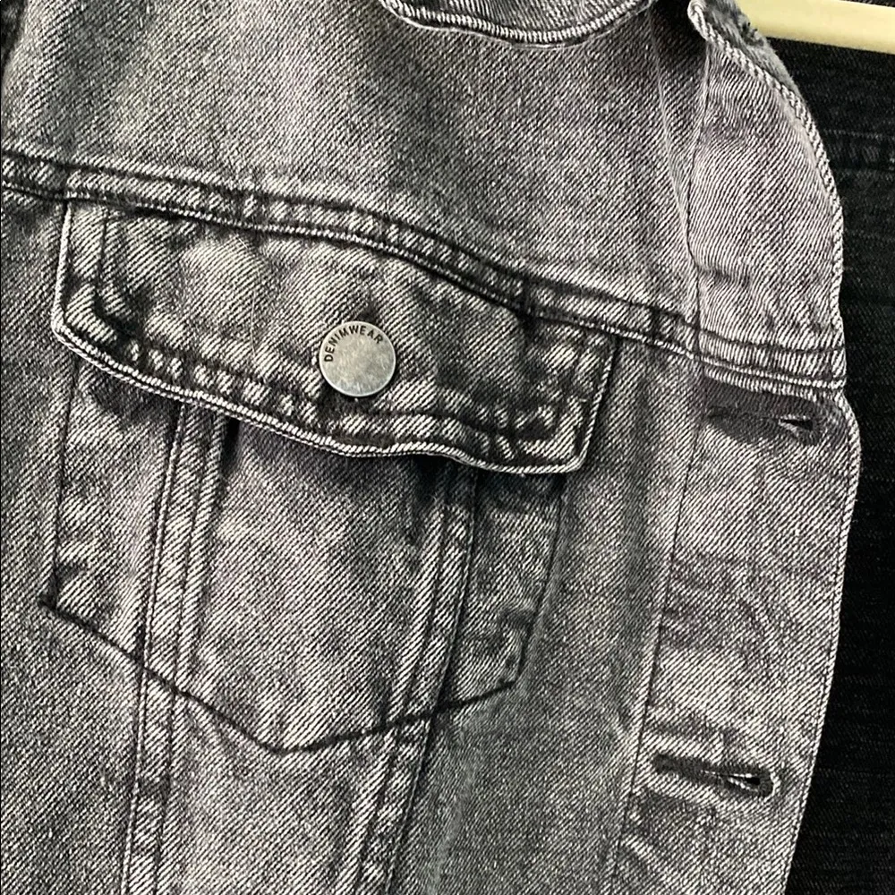 Ashley Vintage Charm Size Medium Women's Teen Girl Faded Black Denim Jacket - Image 2