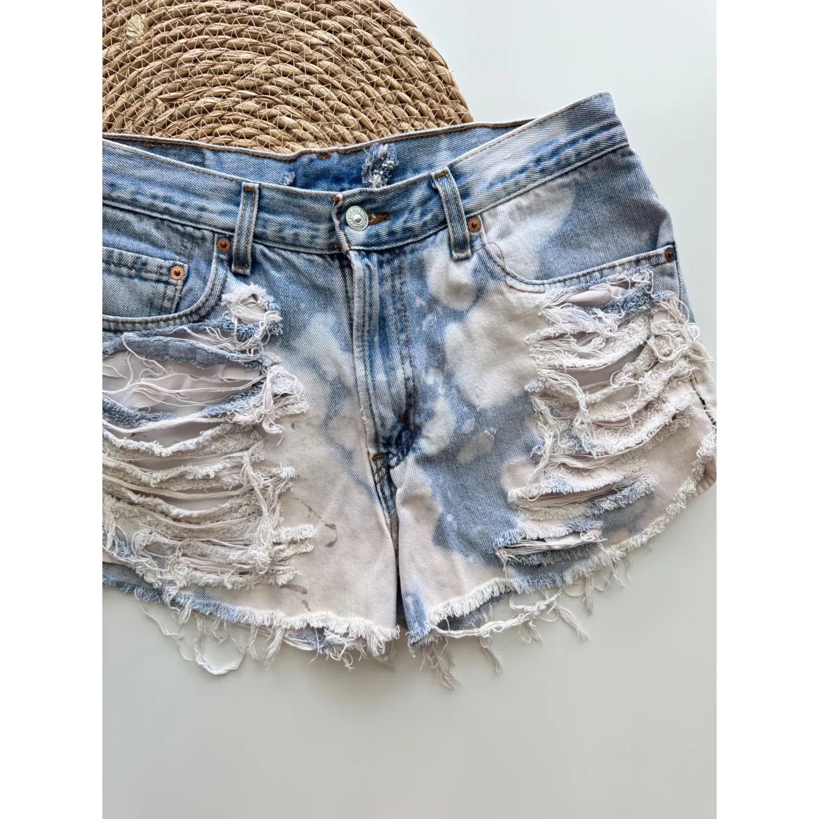Levis 501 Bleach Distressed Denim‎ Jean Shorts Rips Frayed Hem Size 30 - Image 8