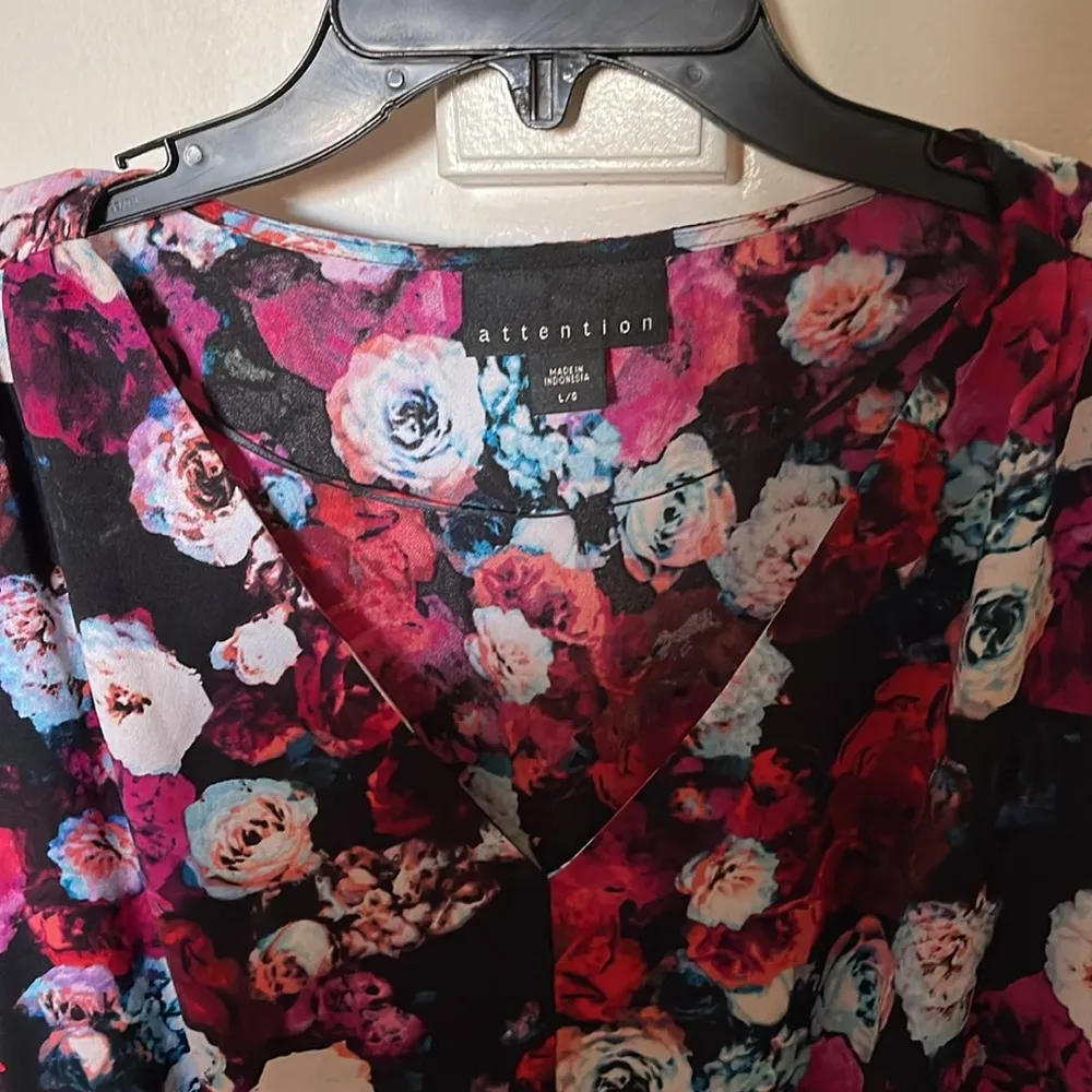 NWOT ATTENTION Gorgeous Floral Peplum Blouse Red, Pink, Blue, Black & White L - Image 2
