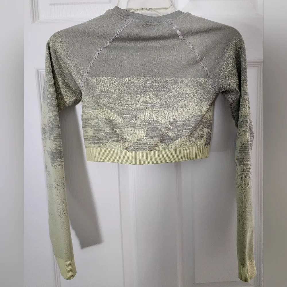 Gymshark Adapt Ombre Crop Top Green B1A9X Size Small - Image 8