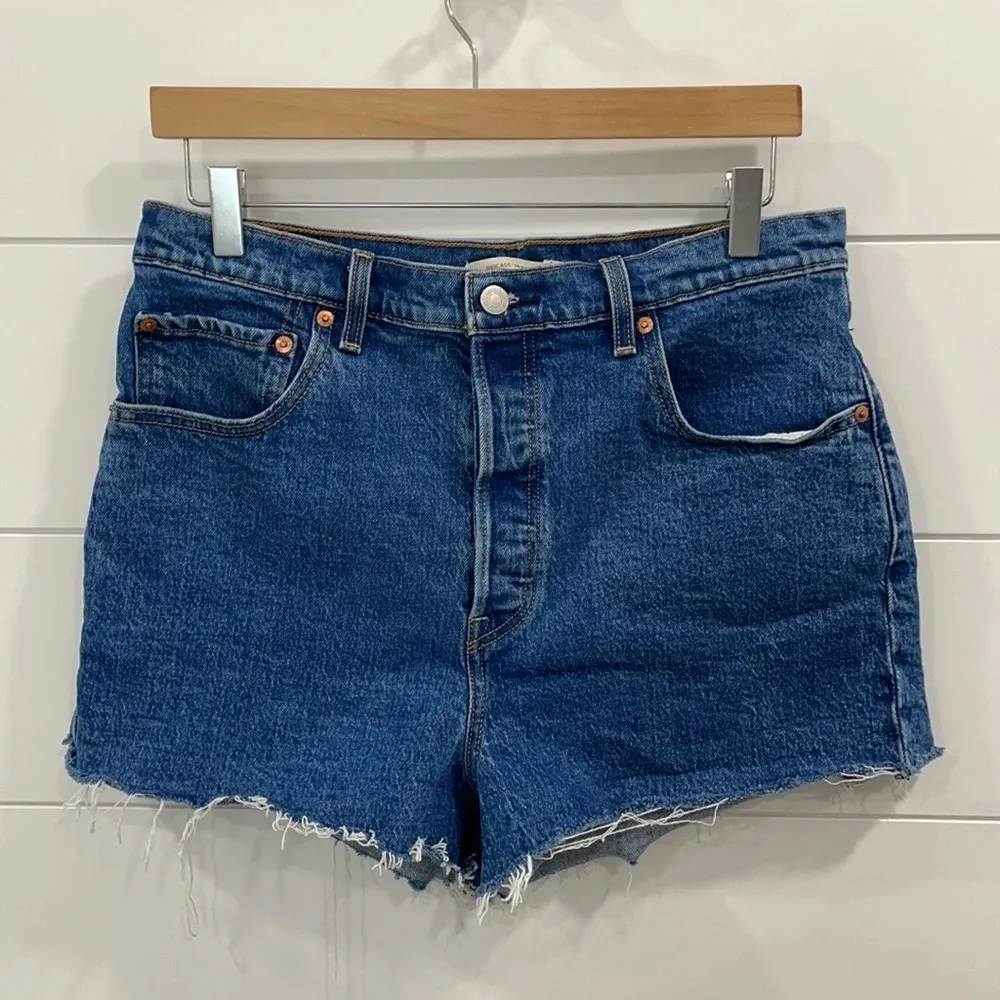 Levi's Ribcage Shorts Size 32 - Image 8