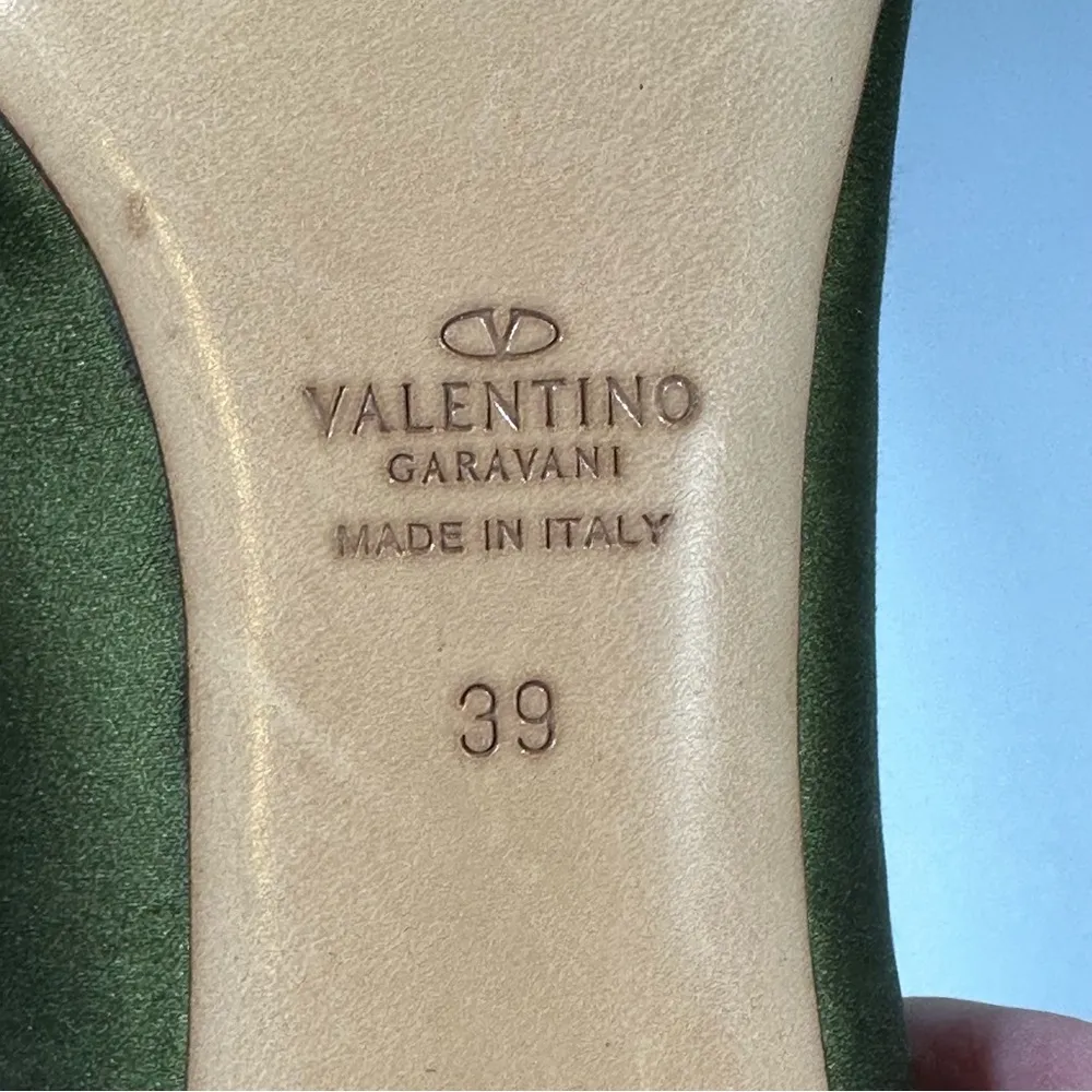 Valentino Garavani Green Satin Jeweled Rhinestone Floral Peep Toe Heels 39 - Image 13