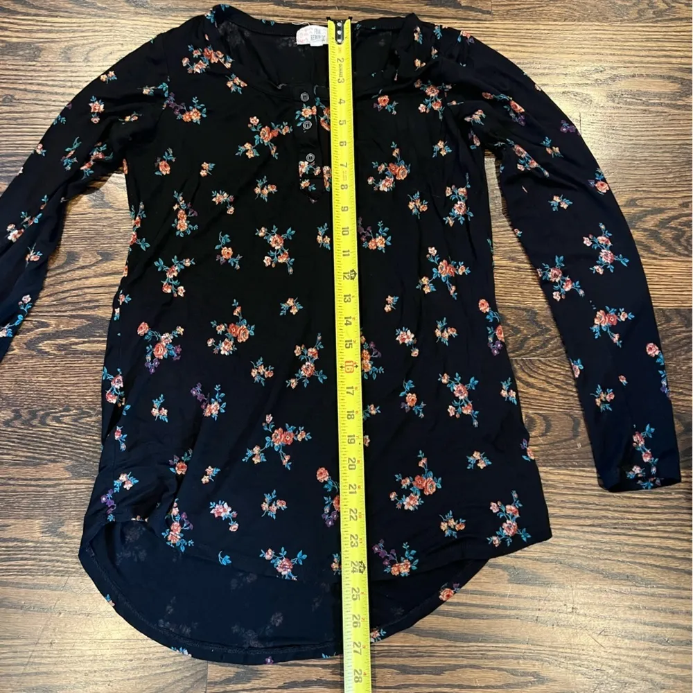 Pink Republic‎ Women’s Medium Black With Orange Purple Floral Print Hi Low Shirt - Image 5