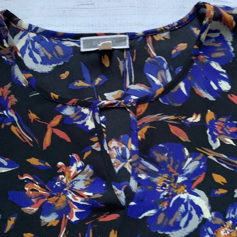 Pleione Long-Sleeve Floral Blouse with Keyhole Neckline in Small Size - Image 8